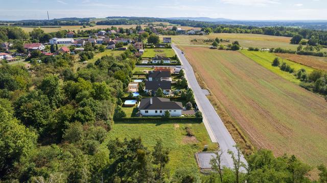 Obrázek parcely vrchní pohled s popisem okolí